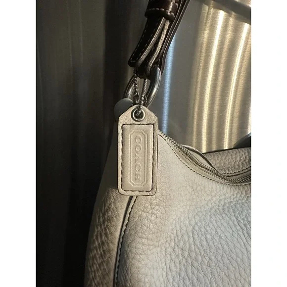 Coach White and Brown Leather Shoulder Bag with Slouchy Silhouette - Picture 2 of 9